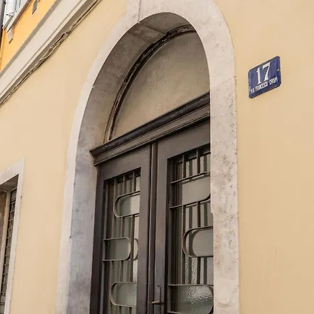 Guesthost - Cozy And Bright In Apartment Trieste